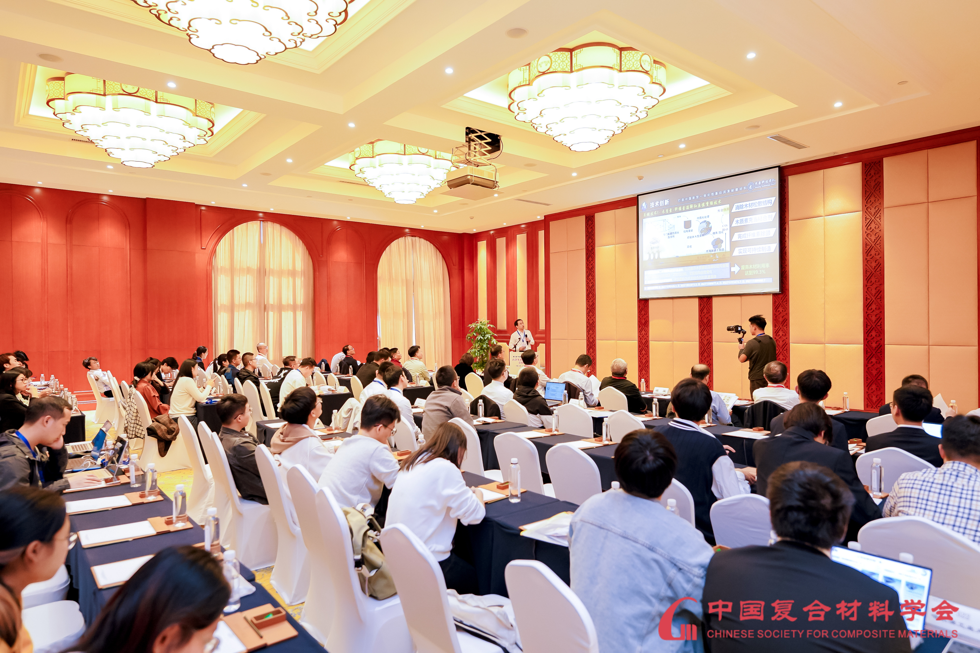 聚会现场.jpg