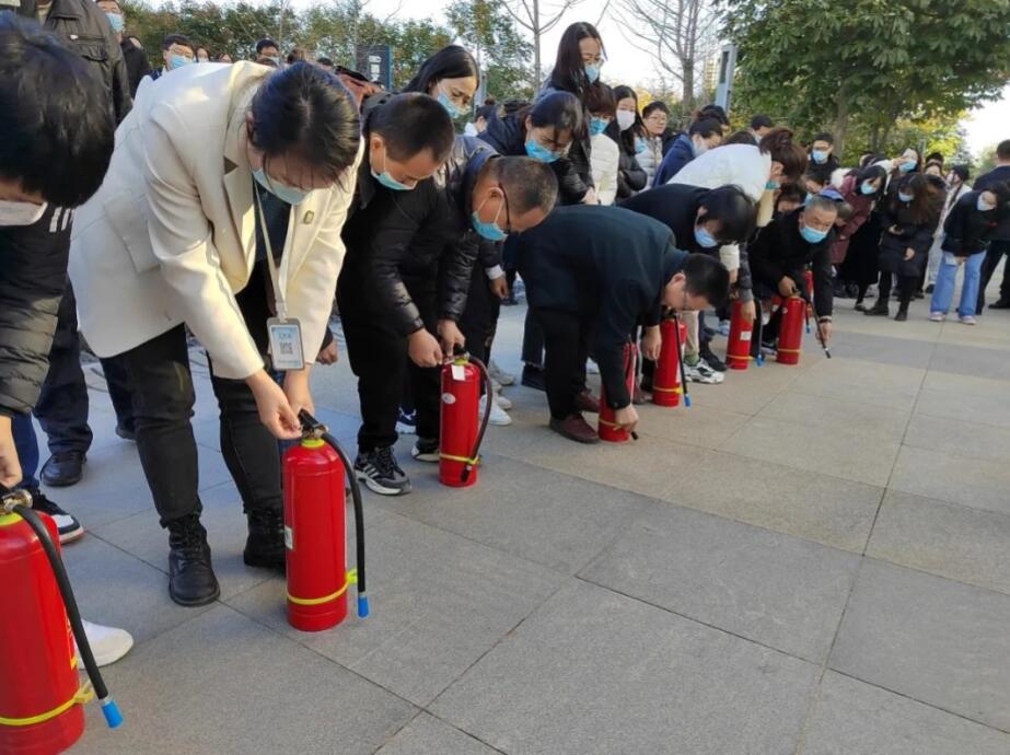 888集团游戏官网消防应急演练实录(图4) 888集团游戏官网消防应急演练实录(图4)